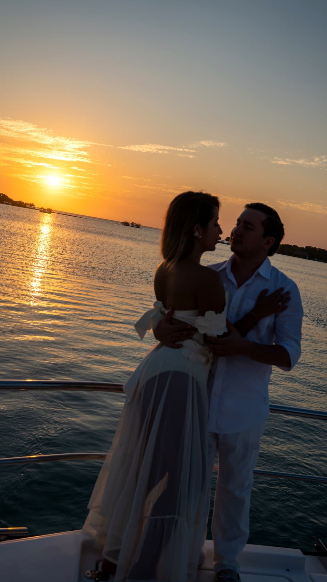 Valentina y Wysler en la cubierta de un barco al atardecer
