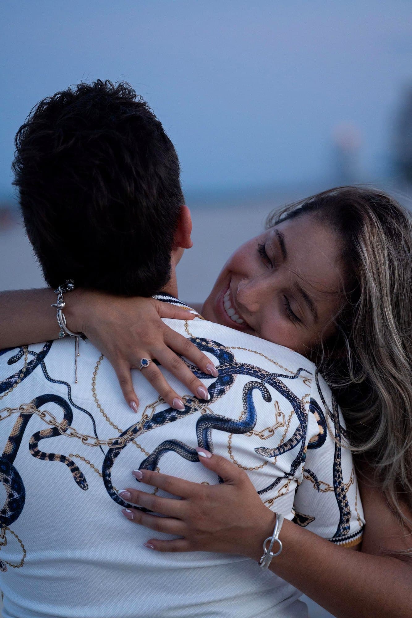 Abrazo de la pareja visto de cerca