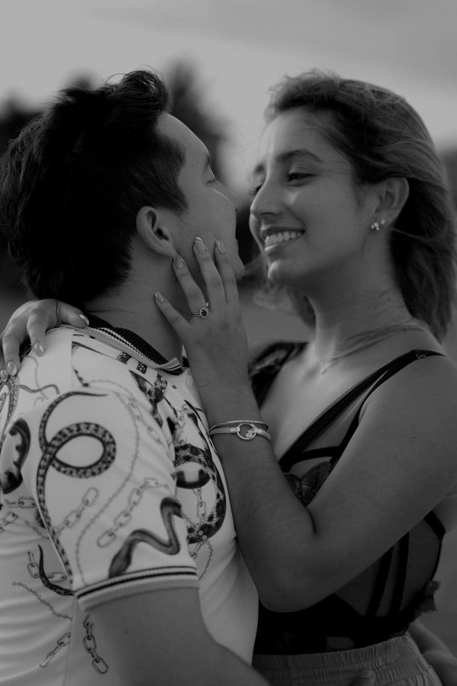 Valentina y Wysler muy cerca, mirandose